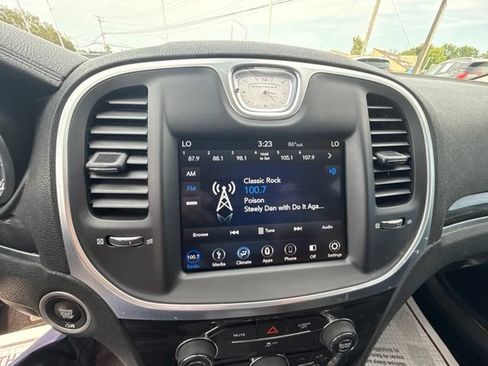Used 2019 Chrysler 300 Touring w/ Chrome Appearance Package RWD image 21