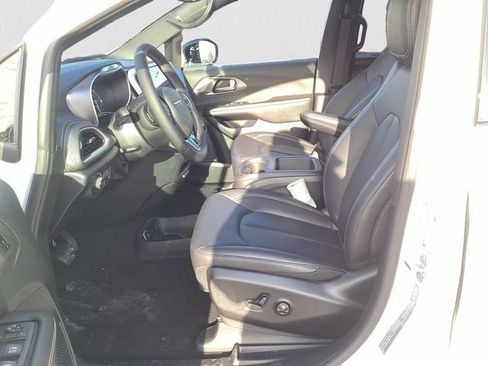 New 2026 Chrysler Pacifica Select image 10