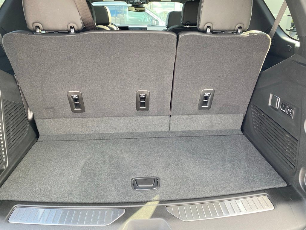 Used 2026 GMC Yukon Denali w/ Sun & Power Step Package AWD/4WD image 30