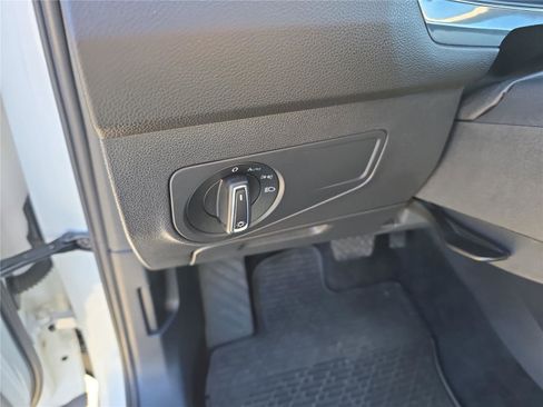 Used 2022 Volkswagen Tiguan SE image 16