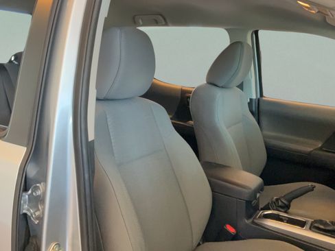 Used 2019 Toyota Tacoma SR5 AWD/4WD image 32