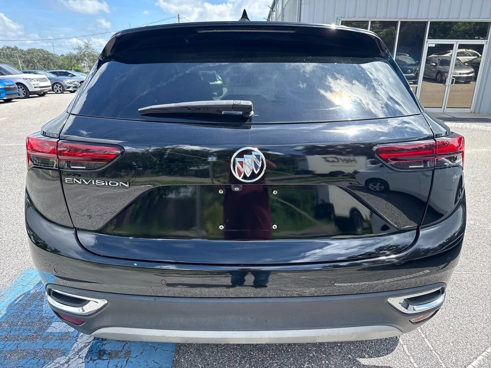 Used 2022 Buick Envision Essence w/ Safety Package FWD image 9
