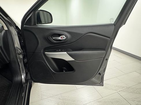 Used 2018 Jeep Cherokee Latitude Plus image 13