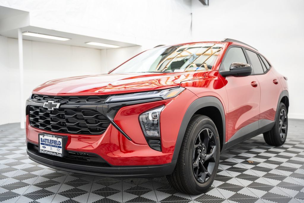 New 2026 Chevrolet Trax LT w/ Sunroof Package FWD image 3