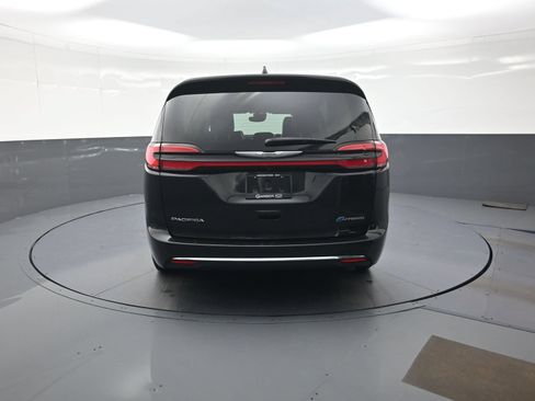 Used 2023 Chrysler Pacifica Limited FWD image 4