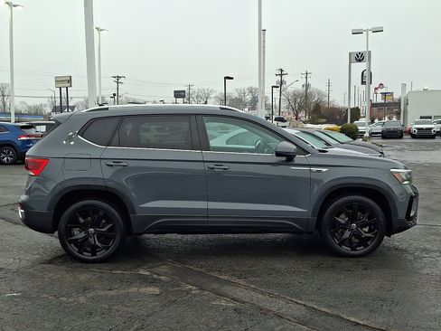 Certified 2023 Volkswagen Taos SE w/ Panoramic Sunroof Package image 7