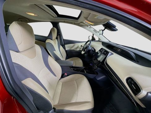 Used 2018 Toyota Prius Three w/ Advanced Technology Package image 29