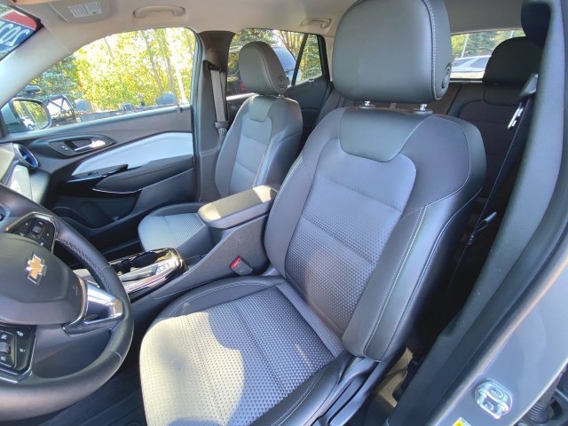 Used 2025 Chevrolet Trax LT w/ Sunroof Package FWD image 19