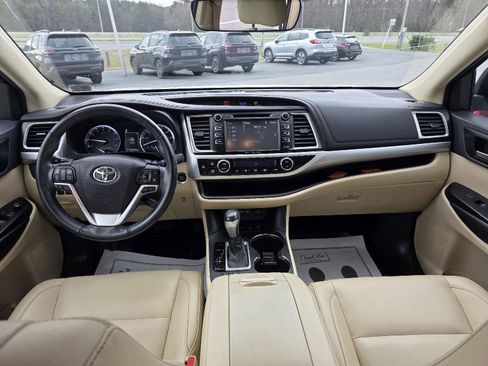 Used 2019 Toyota Highlander XLE image 15