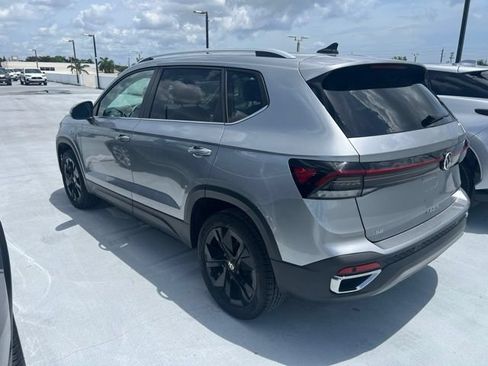 Used 2025 Volkswagen Taos SE w/ Black Wheel Package FWD image 14