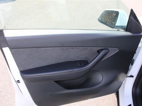 Used 2022 Tesla Model Y Long Range image 12