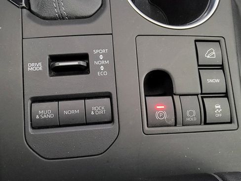 Used 2023 Toyota Highlander XLE AWD/4WD image 29