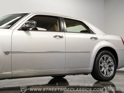 Used 2005 Chrysler 300 C w/ Navigation & Sound Group II image 22
