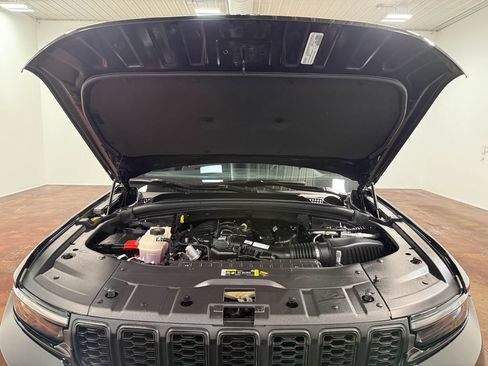 Used 2024 Jeep Grand Cherokee Altitude AWD/4WD image 19