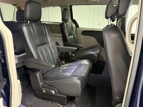 Used 2014 Chrysler Town & Country Touring-L w/ Driver Convenience Group FWD image 27