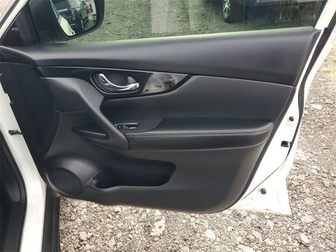 Used 2019 Nissan Rogue SL w/ Premium Package image 39