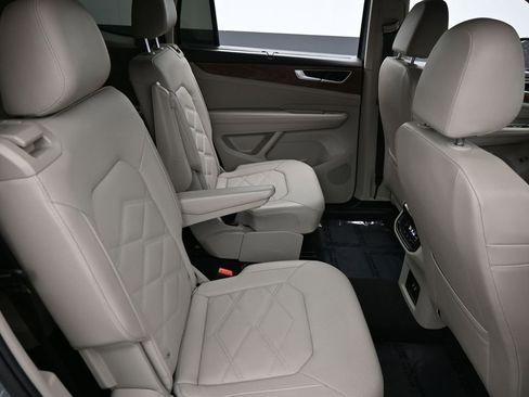 Used 2025 Volkswagen Atlas SE image 19
