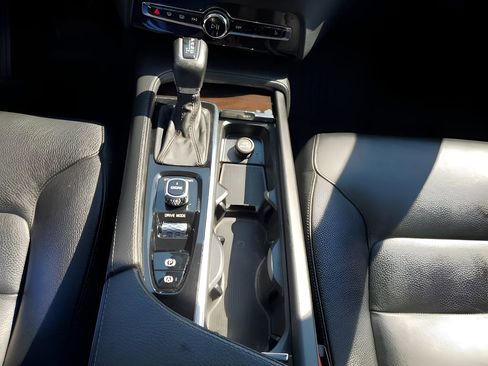 Used 2017 Volvo XC90 T5 Momentum w/ Vision Package image 37