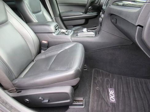 Used 2019 Chrysler 300 Touring w/ Quick Order Package 2EF image 9