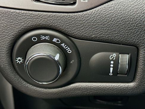 Used 2020 Jeep Cherokee Latitude w/ Cold Weather Group image 17