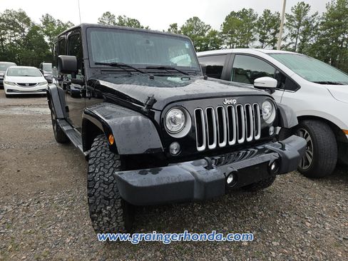 Used 2017 Jeep Wrangler Unlimited Sahara w/ Dual Top Group AWD/4WD image 4