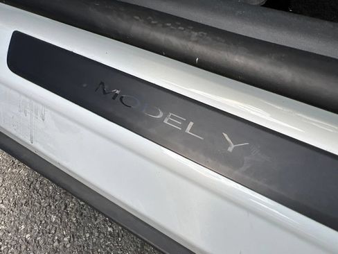 Used 2022 Tesla Model Y Long Range AWD/4WD image 22