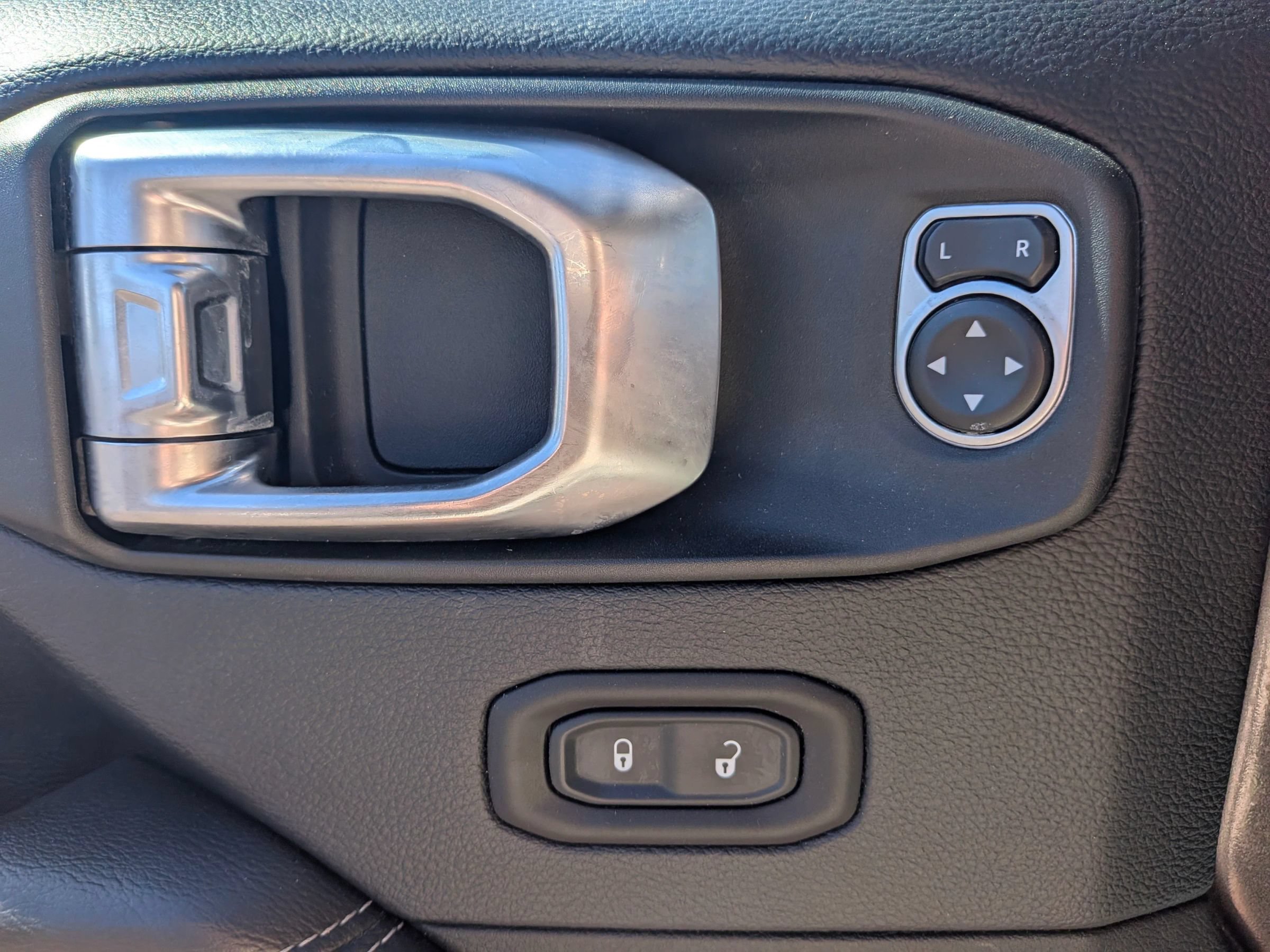 Used 2018 Jeep Wrangler Unlimited Sahara AWD/4WD image 29