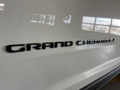 New 2025 Jeep Grand Cherokee Limited w/ Black Appearance Package image 15