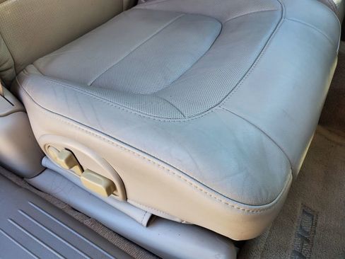 Used 2004 Cadillac De Ville DHS w/ Equipment Group image 39