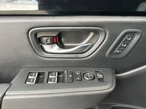 Used 2025 Honda Pilot Touring image 12