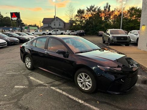Used 2025 Toyota Camry LE FWD image 8