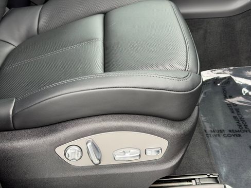 Certified 2026 Porsche Macan AWD/4WD image 16