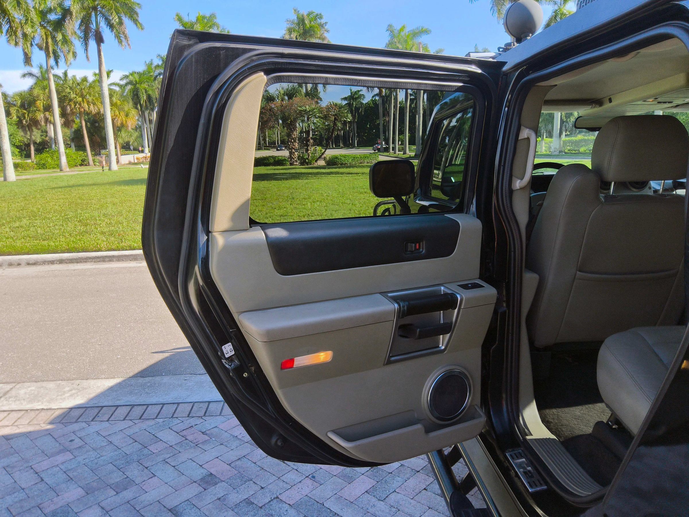 Used 2003 HUMMER H2 w/ Preferred Equipment Group AWD/4WD image 24