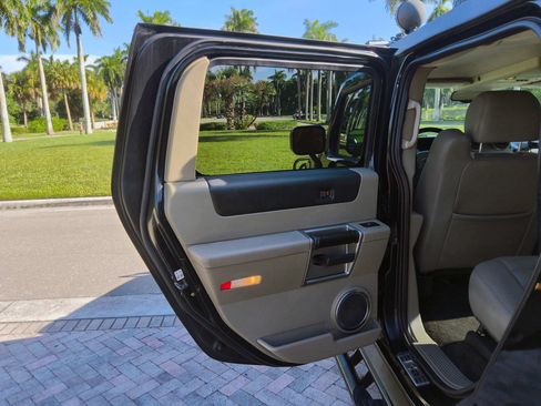 Used 2003 HUMMER H2 w/ Preferred Equipment Group AWD/4WD image 24