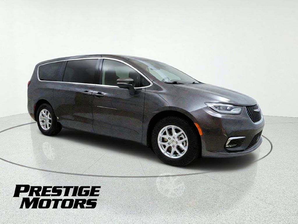 Used 2023 Chrysler Pacifica Touring-L FWD image 10