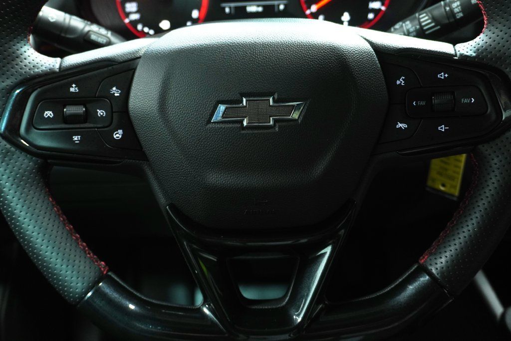 Used 2025 Chevrolet Trax RS w/ Driver Confidence Package FWD image 16
