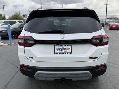 Certified 2025 Honda Pilot TrailSport image 8