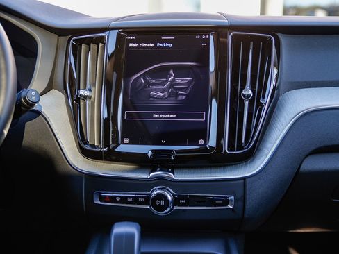 Used 2025 Volvo XC60 B5 Plus image 14