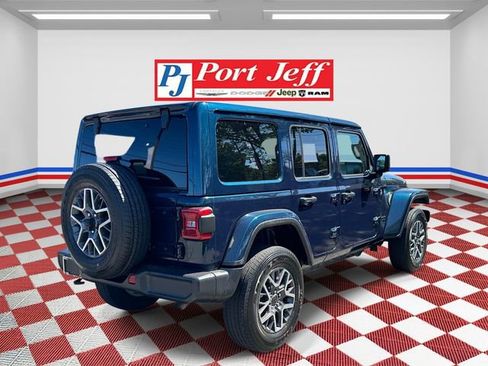 Used 2025 Jeep Wrangler Unlimited Sahara AWD/4WD image 4