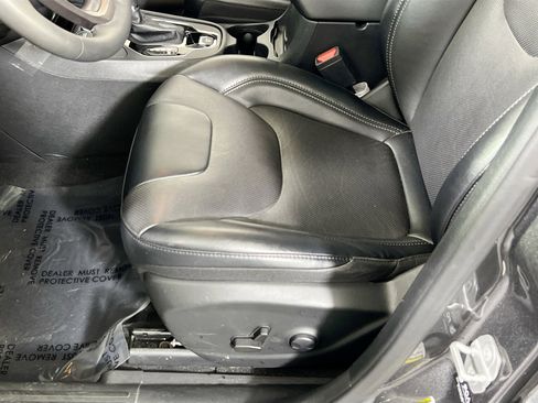 Used 2022 Jeep Cherokee Limited image 18