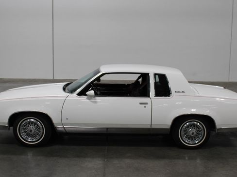 Used 1988 Oldsmobile Cutlass Supreme Classic Brougham RWD image 4