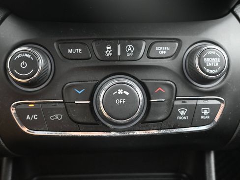 Used 2020 Jeep Cherokee Latitude w/ Cold Weather Group FWD image 17