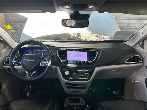 Used 2023 Chrysler Pacifica Touring-L image 22