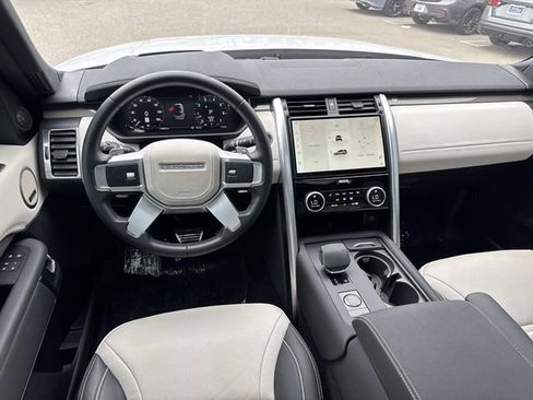 Used 2023 Land Rover Discovery Metropolitan Edition image 9