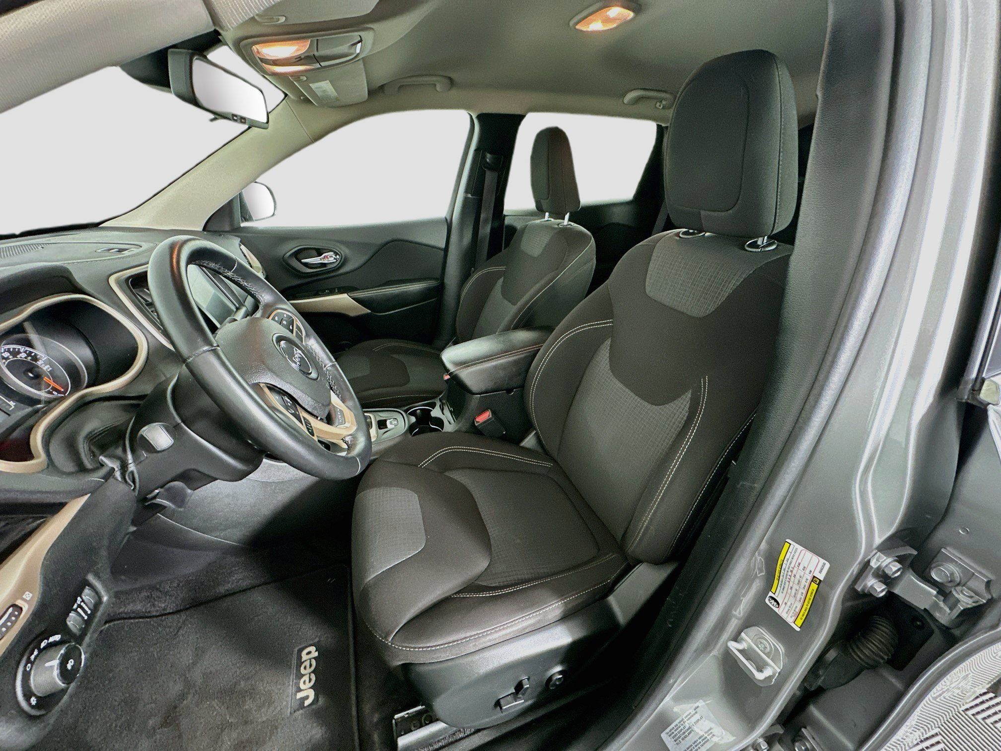 Used 2017 Jeep Cherokee Latitude w/ Safety/Convenience Group FWD image 13