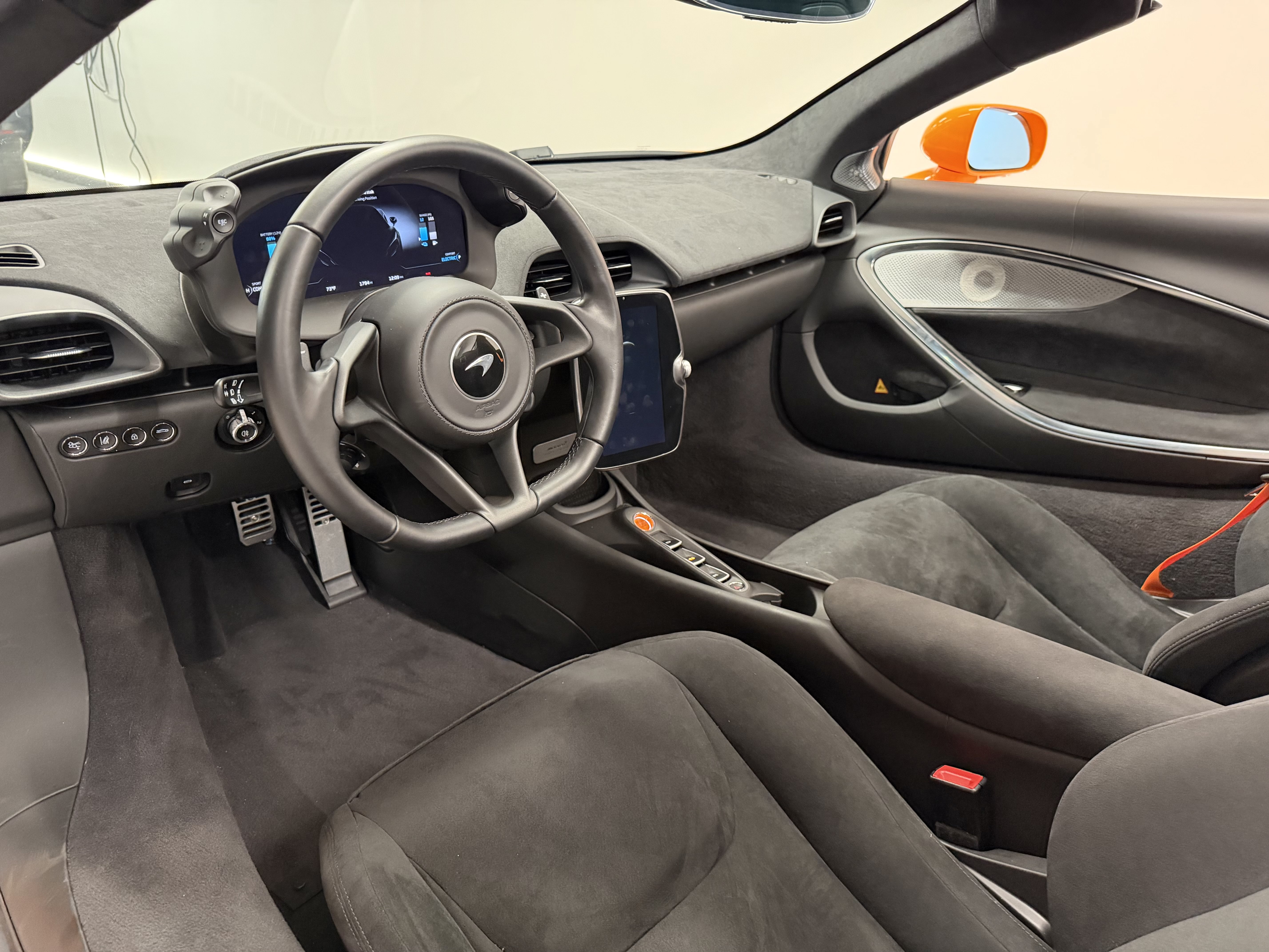 Used 2025 McLaren Artura Spider RWD image 9