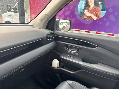 Used 2025 Honda Pilot Touring image 10