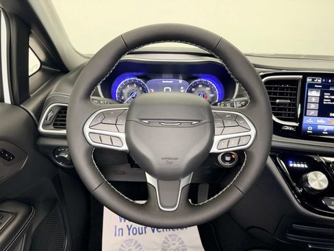 New 2027 Chrysler Pacifica Select FWD image 17