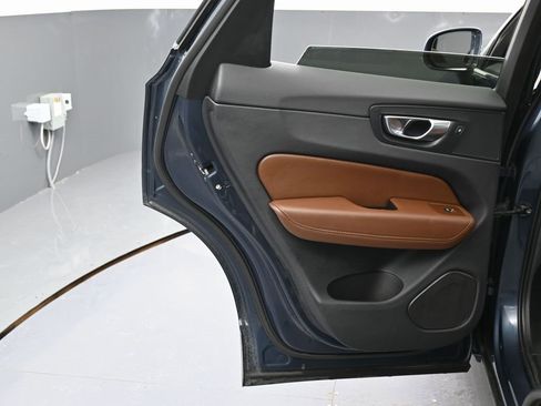 Used 2022 Volvo XC60 B5 Momentum w/ Climate Package image 38