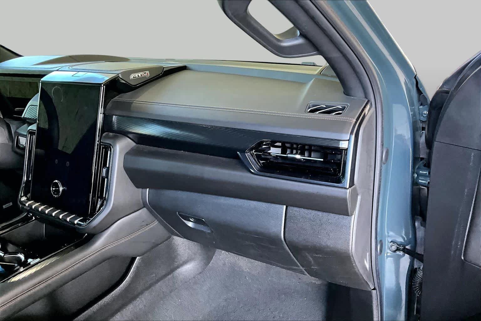 Used 2025 GMC Yukon XL AT4 w/ AT4 Premium Package AWD/4WD image 19